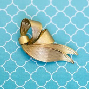 Vintage Ribbon Elven Leaves Gold Tone Brooch by Coro - R35